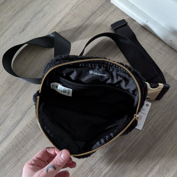 NWT Lululemon Everywhere Belt Bag in Black - Picture 5 of 5